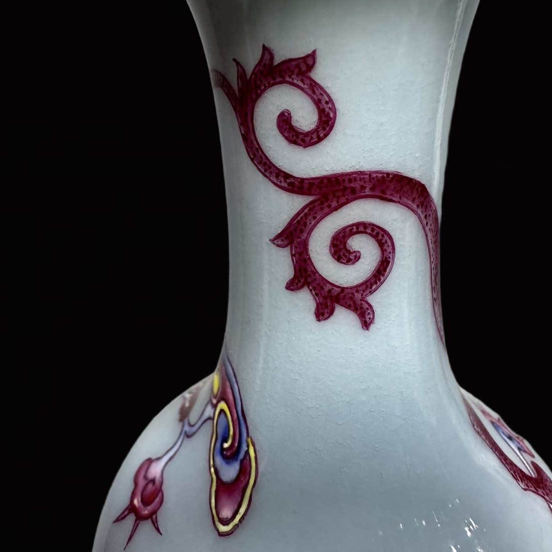 An Exquisite Ruby Red Glazed Dragon Pattern Vase - 5