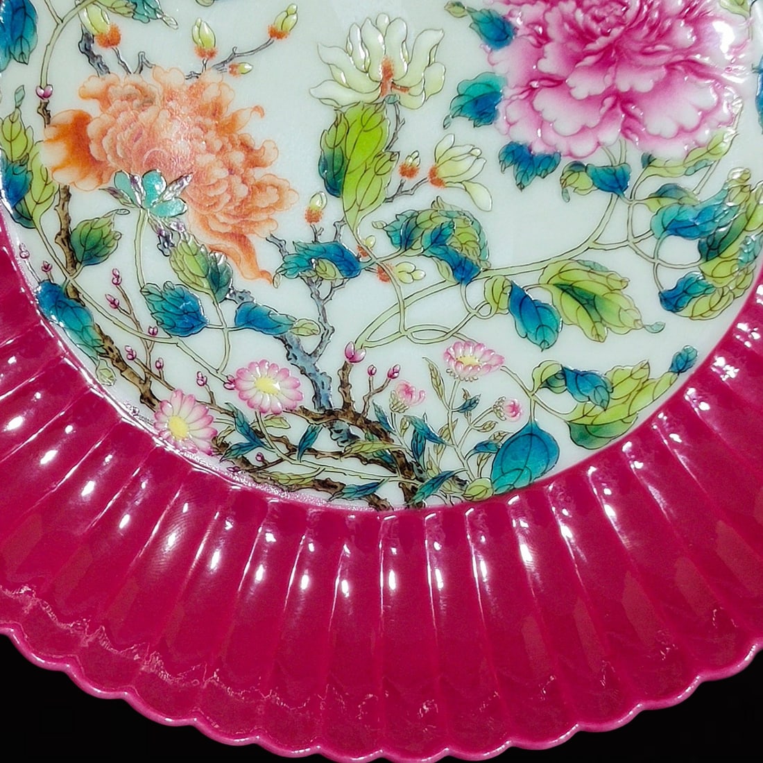 An Exquisite Ruby Red Glazed Flower Pattern Plate - 6