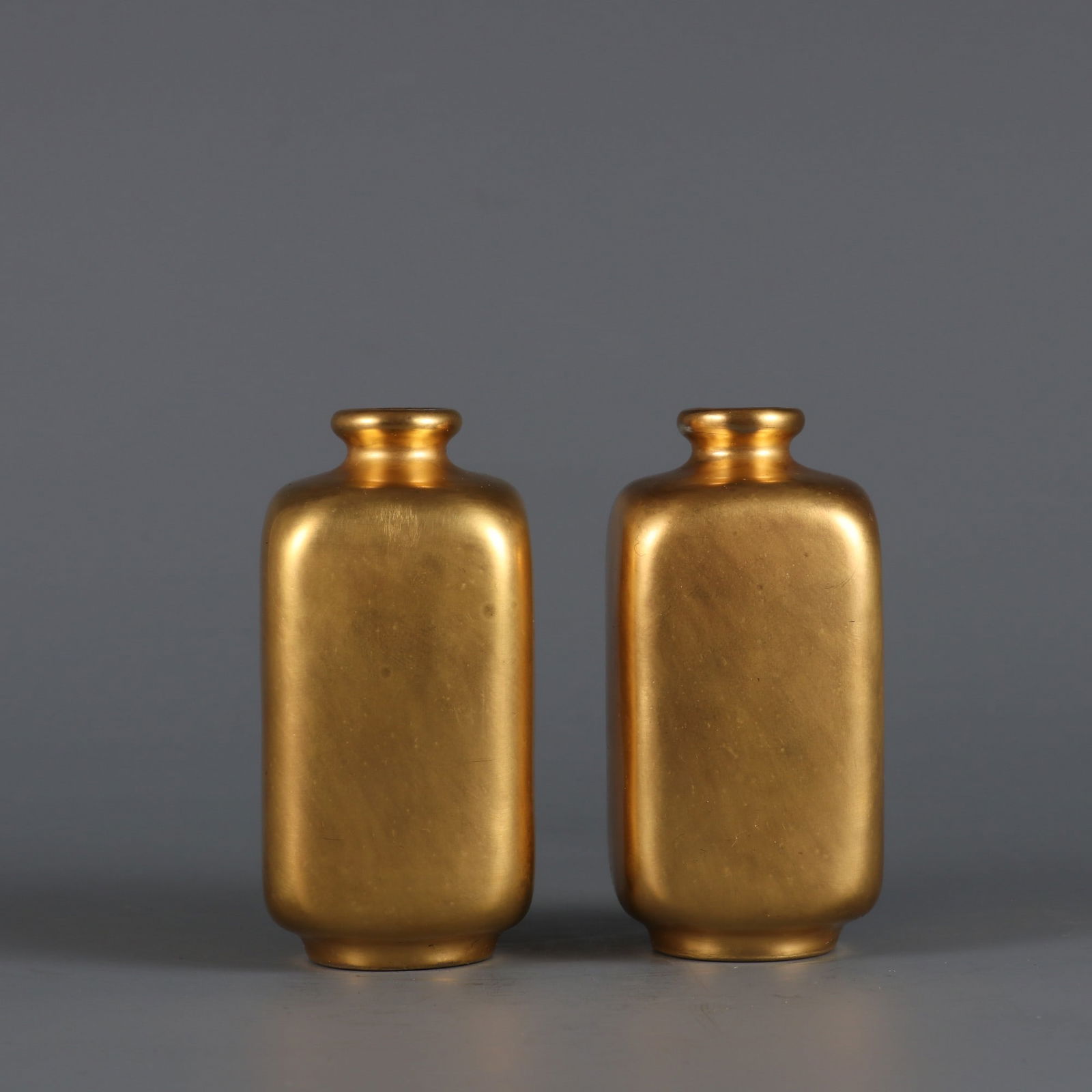 A Pair of Exquisite Gold Snuff Bottles: A Pair of Exquisite Gold Snuff Bottles,Qing Dynasty,China,Qianlong Four-character Mark,Size:3inx1.4in 
