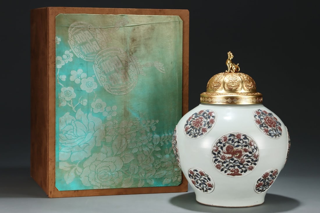 A Huge Underglaze-Red Flower and Bird Pattern Jar with Cover: A Huge Underglaze-Red Flower and Bird Pattern Jar with Cover,Yuan Dynasty,China,Size:17.3inx13in 釉里红花鸟纹盖罐,中国元代