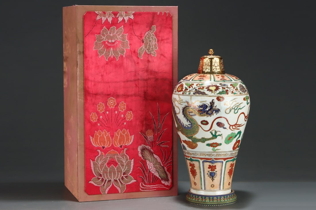A Huge Red-and-Green Glazed Painted Gold Dragon Pattern Bottle (1 of 8)