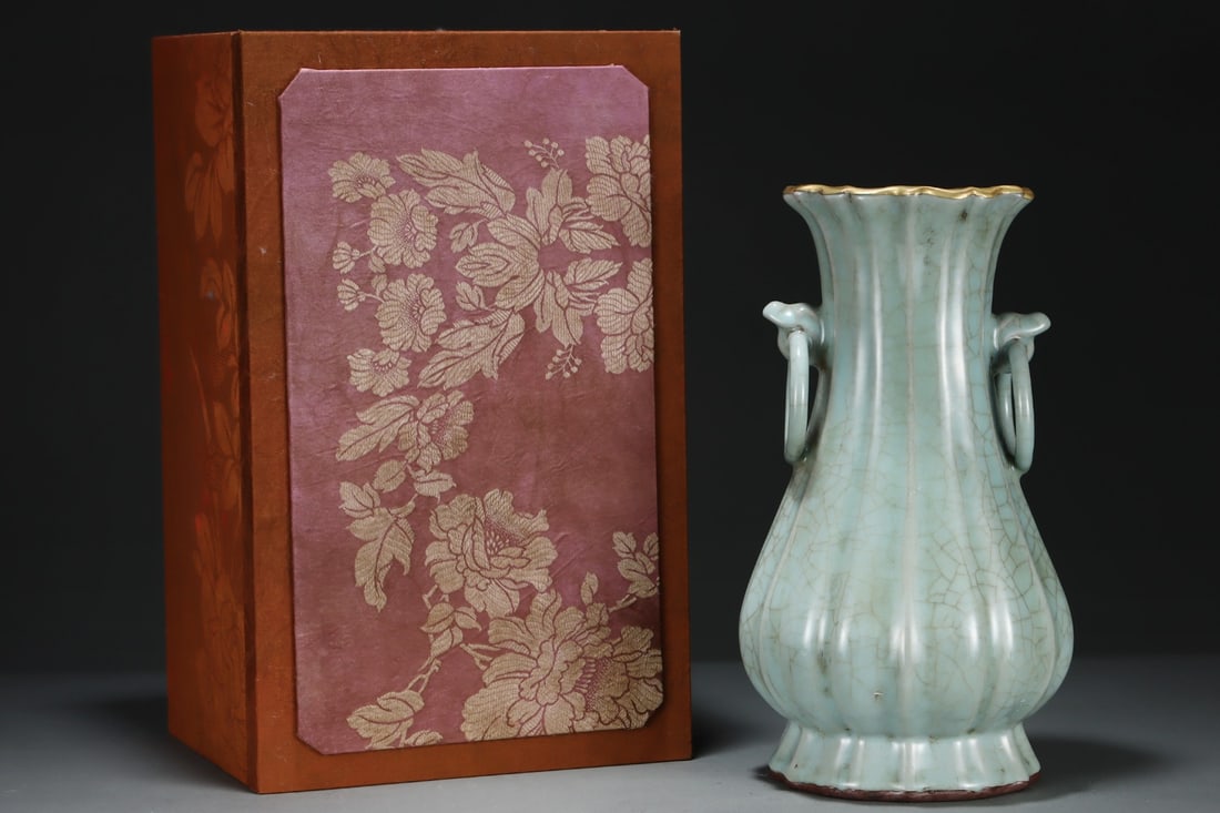 A Rare Guan yao Cover with Gold Double-Ears Vase,with an Imperial Poem by Emperor Qianlong (1 of 8)