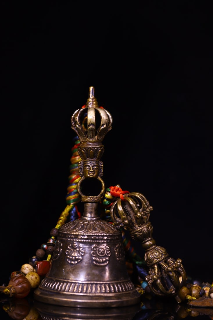 An Exquisite Bronze Eight Treasures Pattern Ornament (1 of 9)