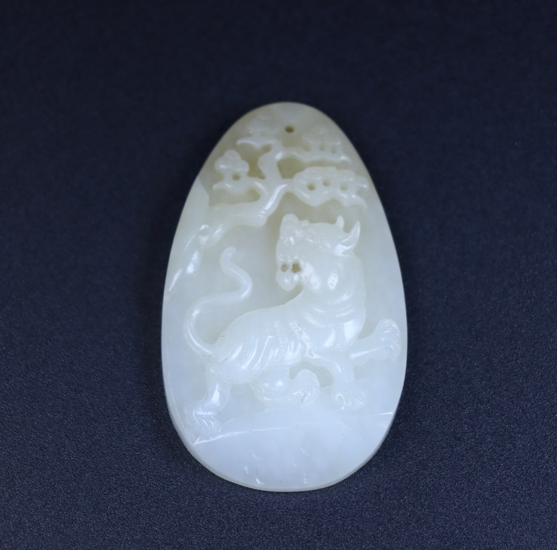 An Exquisite White Jade Tiger Pattern Pendant - 3