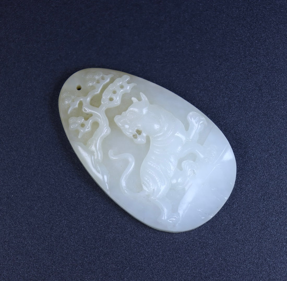 An Exquisite White Jade Tiger Pattern Pendant - 4