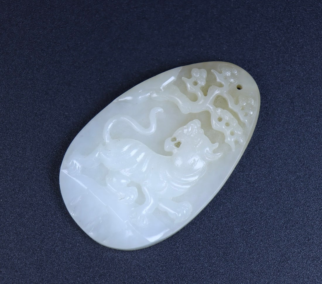 An Exquisite White Jade Tiger Pattern Pendant - 5