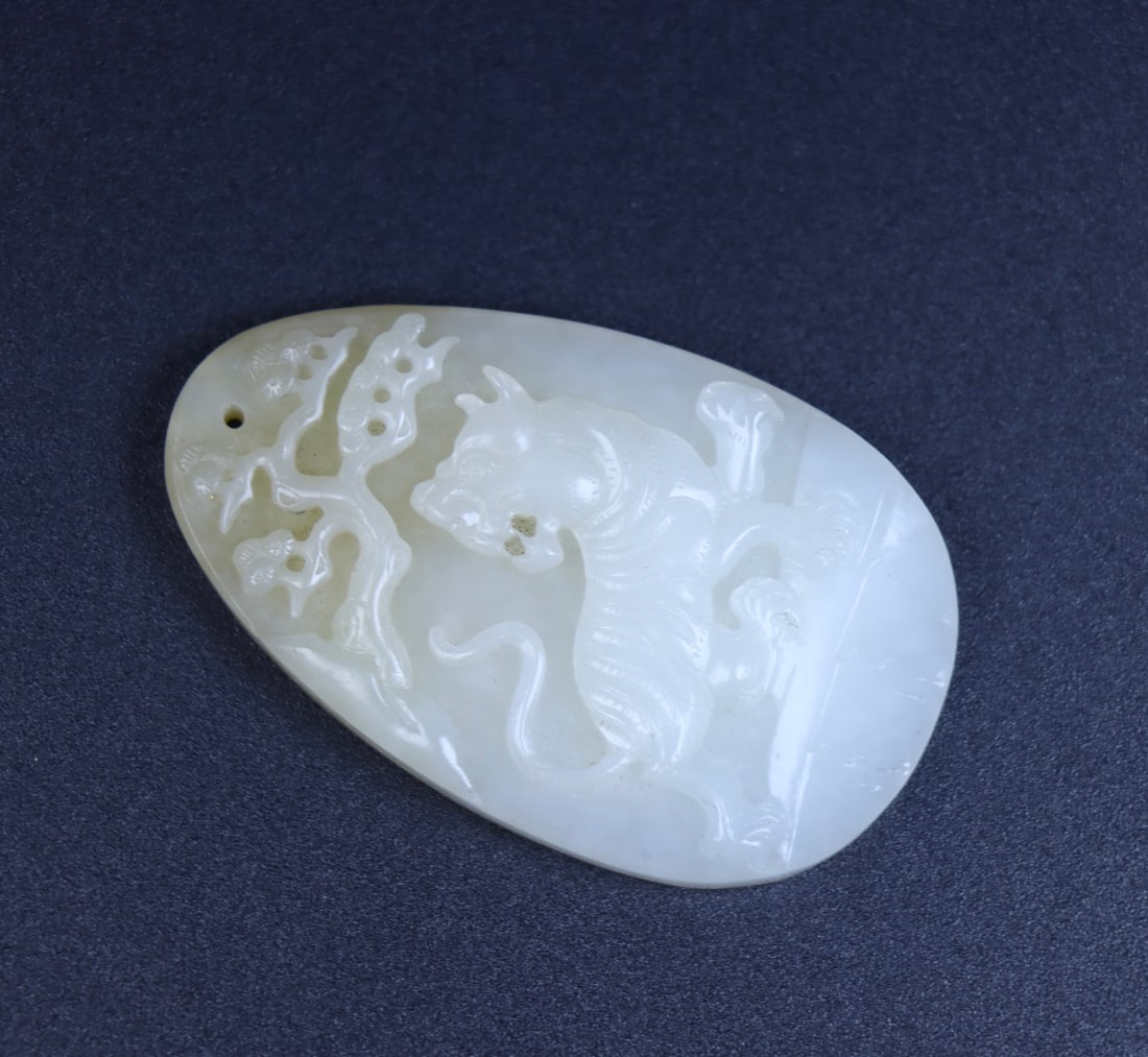 An Exquisite White Jade Tiger Pattern Pendant - 6