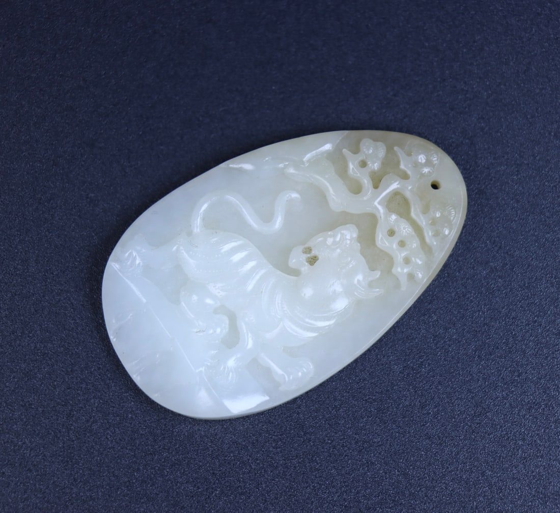 An Exquisite White Jade Tiger Pattern Pendant - 7