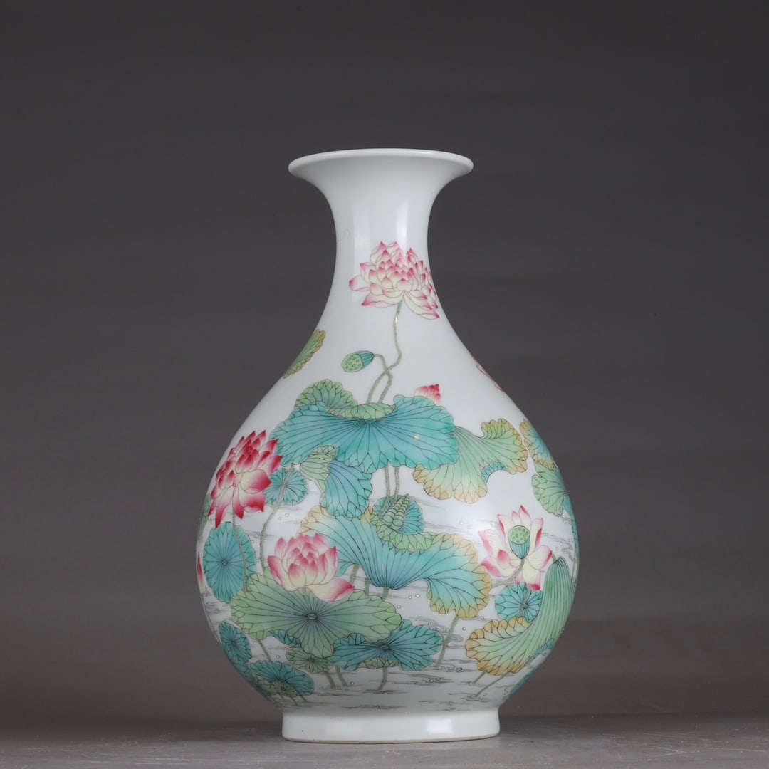 An Exquisite Famille-Rose Flower Pattern Vase (1 of 9)