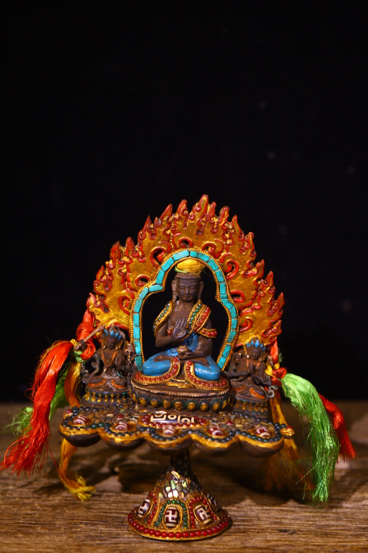 A Rare Bronze Cloisonne Inlaid Dzi Bead and Turquoise Buddha Statue Ornament: A Rare Bronze Cloisonne Inlaid Dzi Bead and Turquoise Buddha Statue Ornament,Qing Dynasty,China,Size:8.3inx5.1in,Weight:1200g 铜掐丝嵌天珠和绿松&#