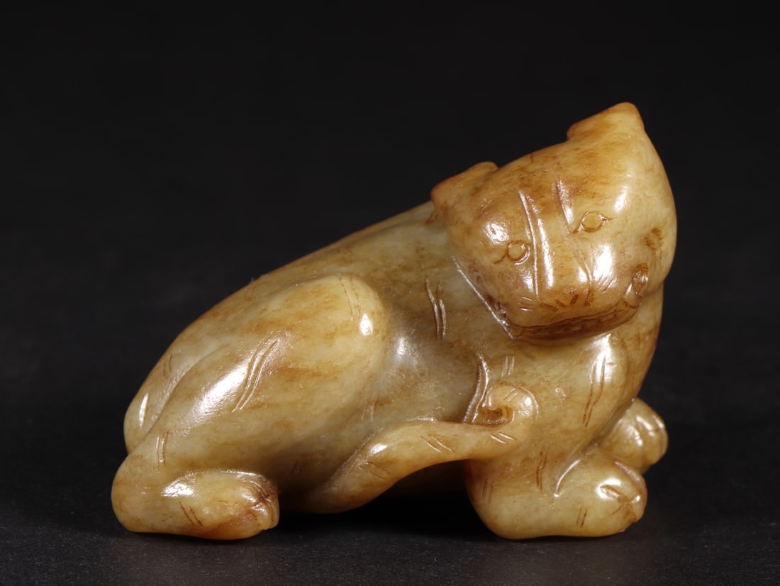 An Exquisite White Jade Auspicious Beast Ornament: An Exquisite White Jade Auspicious Beast Ornament,Qing Dynasty,China,Size:3.3inx1.9inx2.2in,Weight:267g 白玉瑞兽摆件,中国清代