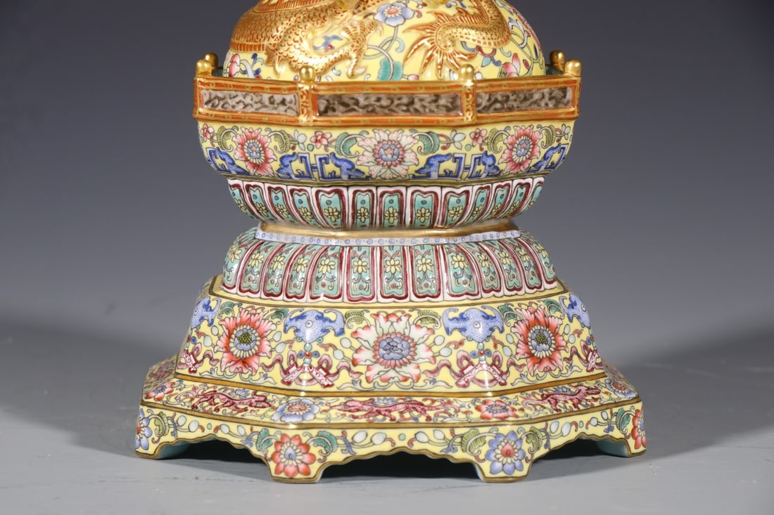 An Exquisite Enamel Painted Gold Lotus Pattern Palace Lantern - 3