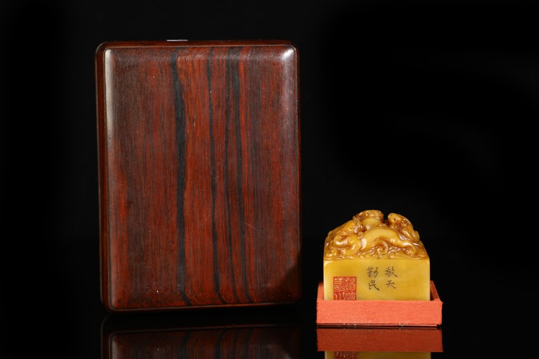 An Exquisite Tianhuang Stone Dragon and Phoenix Pattern Seal (1 of 9)