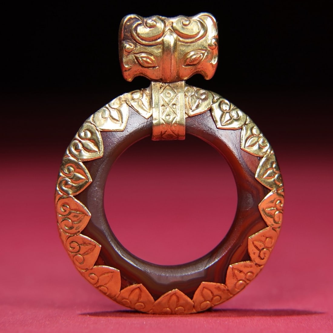 An Exquisite Agate Cover with Gold Pendant (1 of 7)