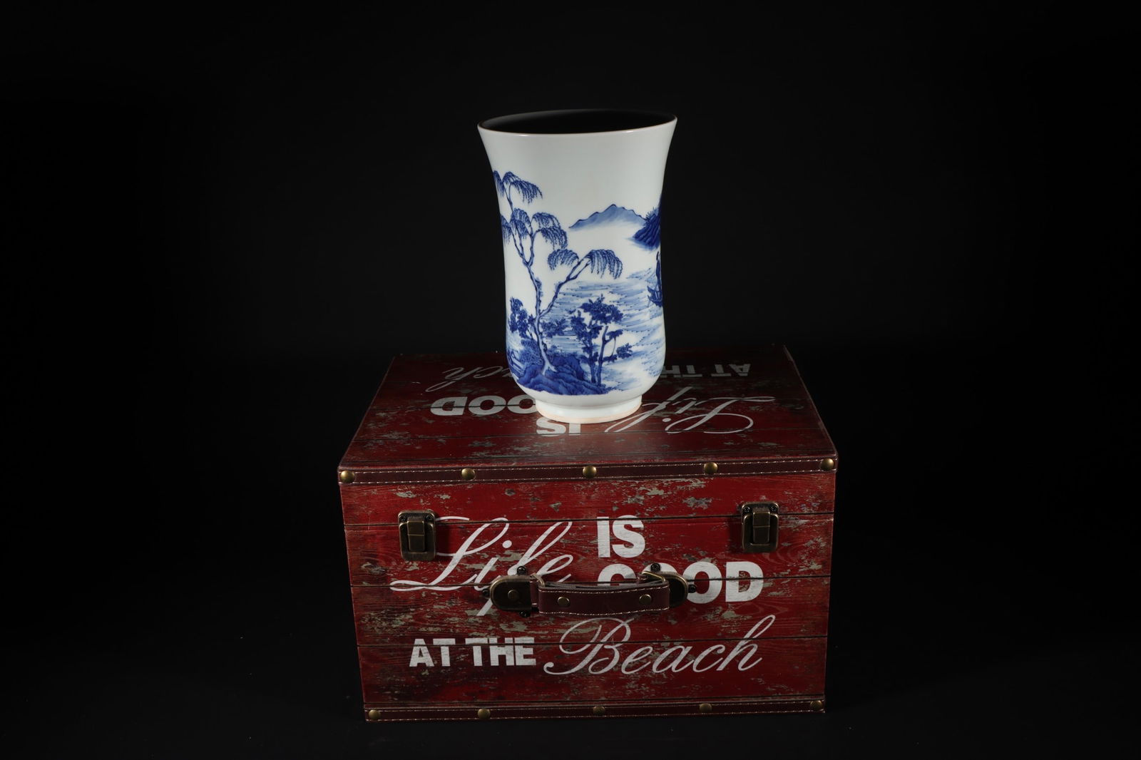 An Exquisite Blue and White Landscape and Figure Pattern Incense Holder: An Exquisite Blue and White Landscape and Figure Pattern Incense Holder,Ming Dynasty,China,Size:8.9inx5.7in 青花山水人物纹香插,中国