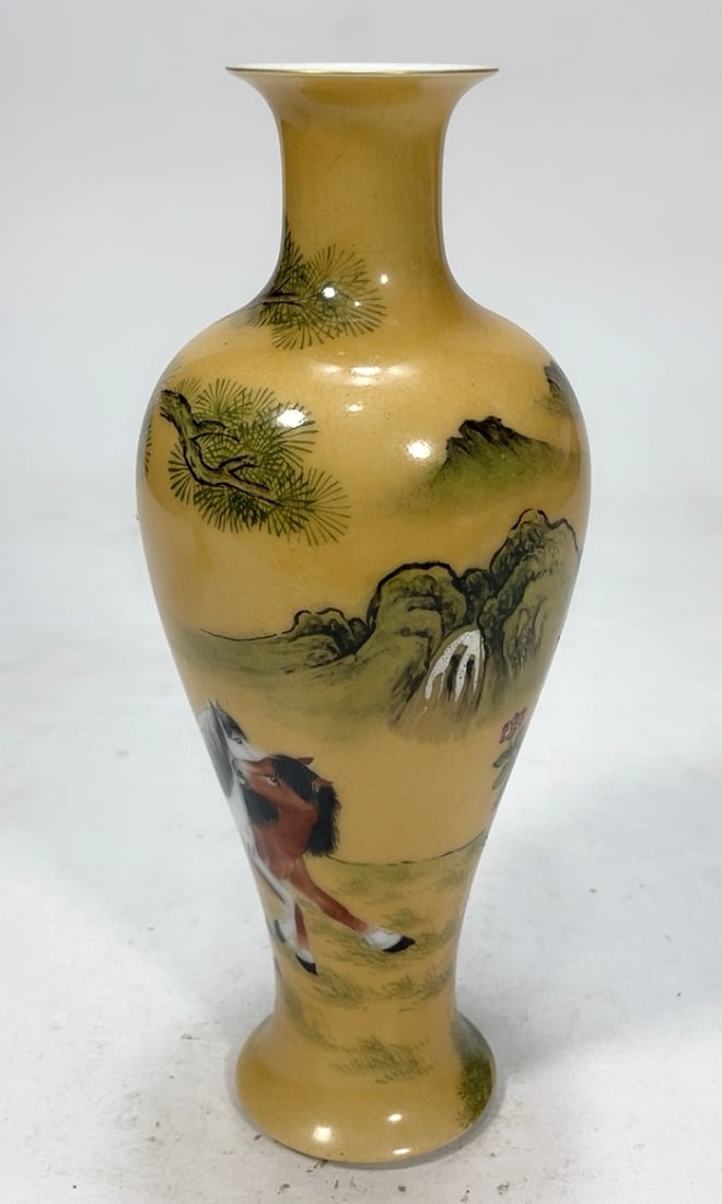An Exquisite Enamel Horse Pattern Vase - 3