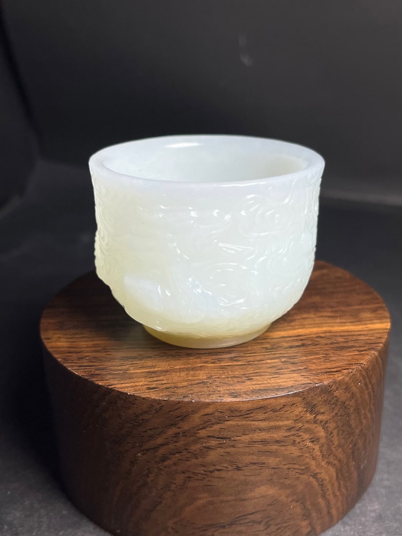 An Exquisite White Jade Auspicious Cloud and Dragon Pattern Cup (1 of 7)