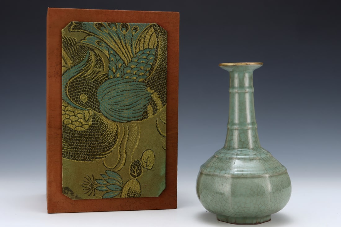 An Exquisite Guan yao Cover with Gold Vase,with an Imperial Poem by Emperor Qianlong: An Exquisite Guan yao Cover with Gold Vase,with an Imperial Poem by Emperor Qianlong,Song Dynasty,China,Size:9inx5.7in 官窑包金瓶,带乾隆御题