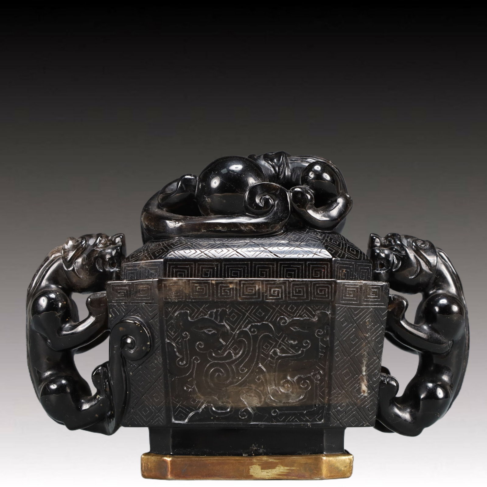 An Exquisite Crystal Beast-Face Pattern Double-Ears Censer: An Exquisite Crystal Beast-Face Pattern Double-Ears Censer,Qing Dynasty, China,Size:6.9inx3.3inx5.1in Weight:1050g 水晶兽面纹双耳香炉,中