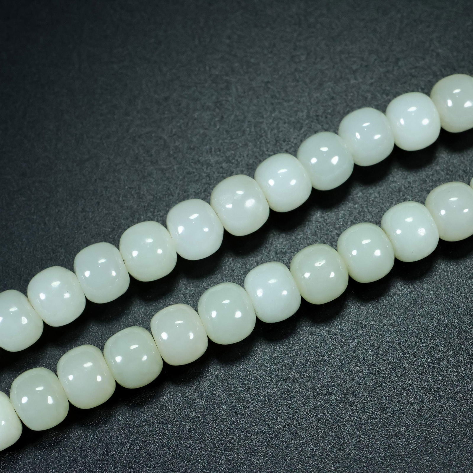 An Exquisite White Jade Landscape Pattern Pendant - 4