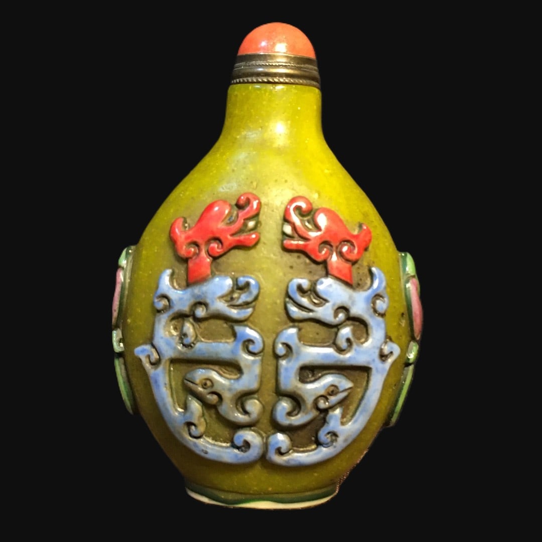 An Exquisite Glass Painted Color Chi-Dragon Pattern Snuff Bottle (1 of 9)
