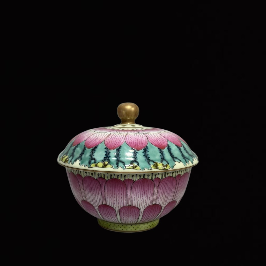 An Exquisite Famille-Rose Lotus Pattern Bowl with Cover: An Exquisite Famille-Rose Lotus Pattern Bowl with Cover ,Qing Dynasty,China,Daoguang Six-Character Mark,Size:4.7inx4.9in 粉彩莲花纹碗带盖 ,中Þ
