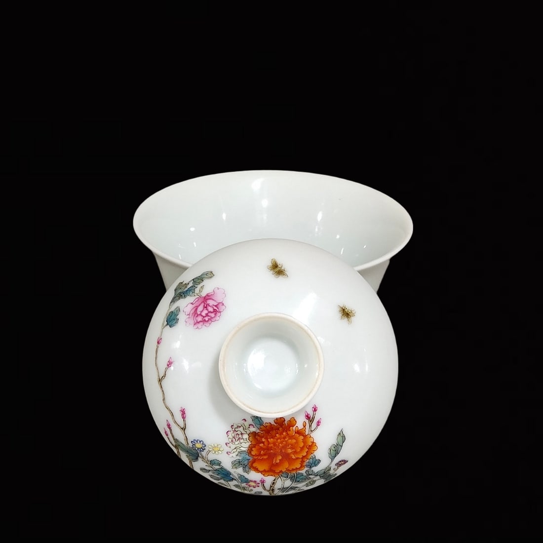 An Exquisite Famille-Rose Flower Pattern Bowl with Cover (1 of 6)