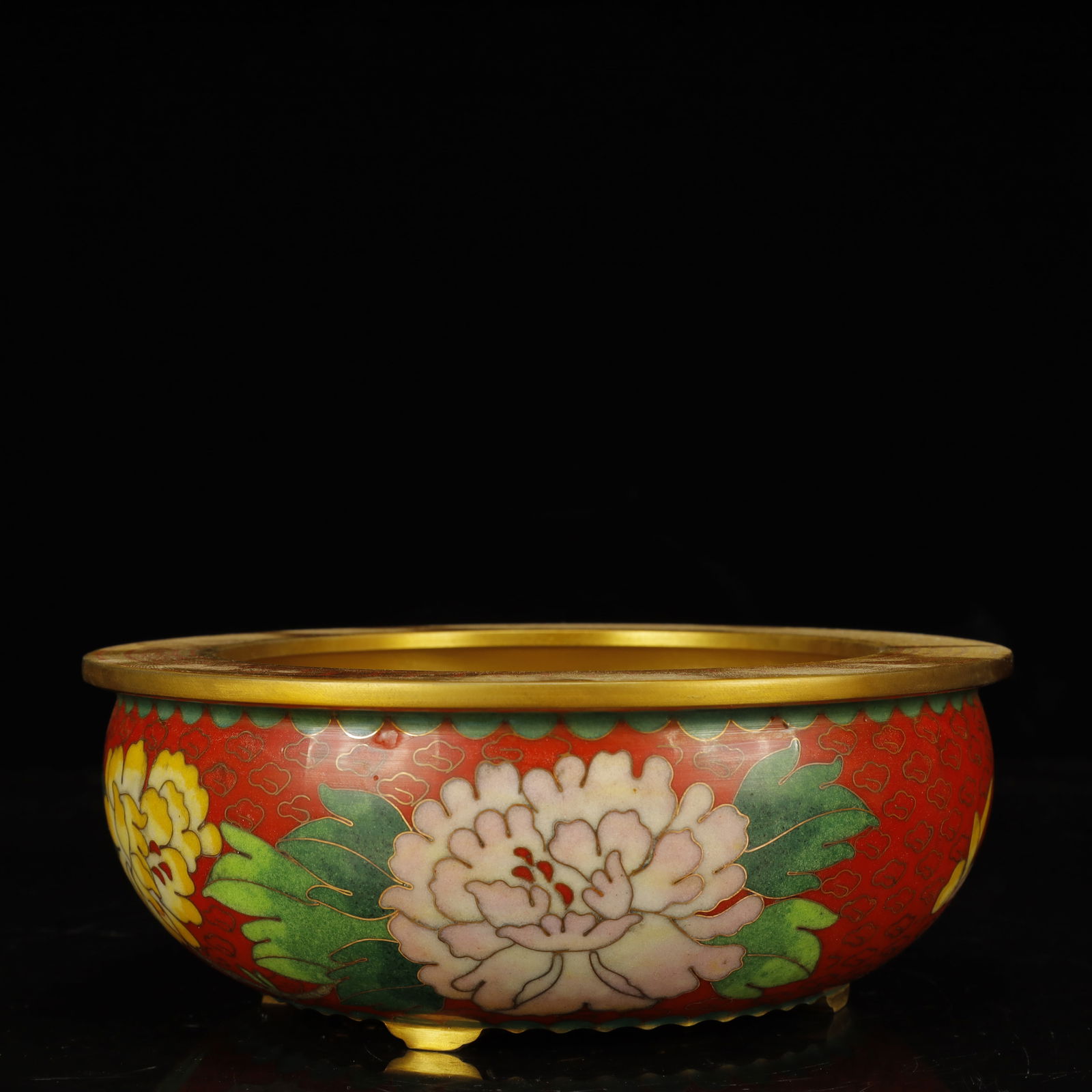 An Ecmxquisite Cloisonne Flower and Butterfly Pattern Pot: An Exquisite Cloisonne Flower and Butterfly Pattern Pot,Qing Dynasty, China,Qianlong Four-character Mark,Size:3.9inx2.8in,Weight:1200g 景泰蓝花卉蝴蝶纹&