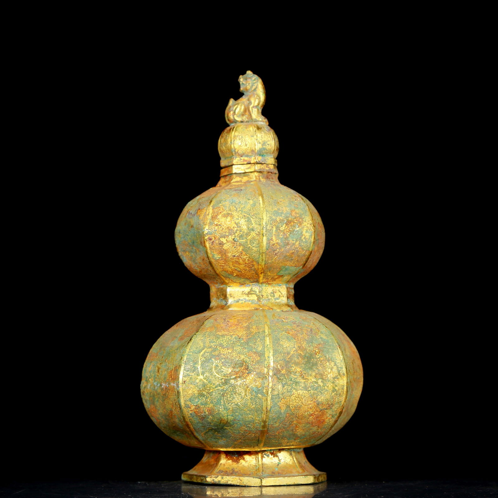 An exquisite gilt bronze gourd vase with dragon pattern (1 of 9)