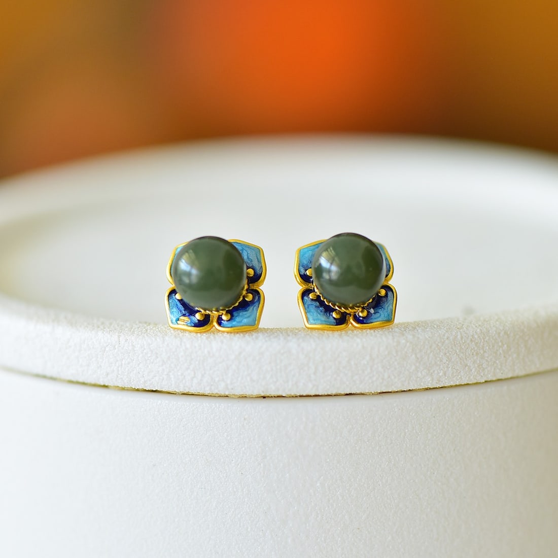 A Pair of Exquisite Sterling Silver-Gold Plated Inlaid Sapphire Earrings: A Pair of Exquisite Sterling Silver-Gold Plated Inlaid Sapphire Earrings,Size:0.3inx0.3in 一对纯银镀金镶青玉耳环