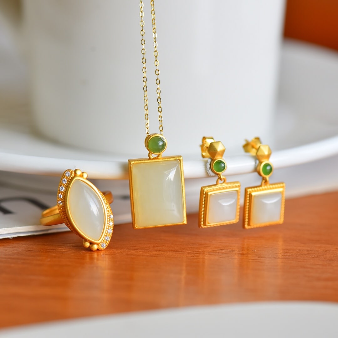 A Set of Fine Sterling Silver-Gold Plated Inlaid White Jade Jewelrys: A Set of Fine Sterling Silver-Gold Plated Inlaid White Jade Jewelrys, 一套纯银镀金镶白玉首饰