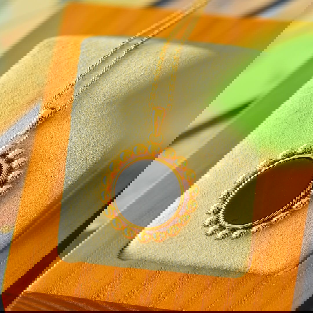 A Pair of Exquisite Sterling Silver-Gold Plated Inlaid Black Jade Necklace: A Pair of Exquisite Sterling Silver-Gold Plated Inlaid Black Jade Necklace,Size:0.7inx1in 纯银镀金镶墨玉项链