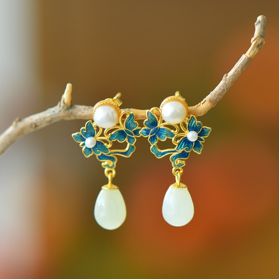 A Pair of Exquisite Sterling Silver-Gold Plated Inlaid White Jade Earrings,Inlaid Pearl: A Pair of Exquisite Sterling Silver-Gold Plated Inlaid White Jade Earrings,Inlaid Pearl 一对纯银镀金镶白玉耳环,嵌珍珠