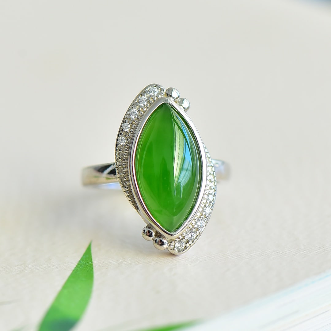 An Exquisite Sterling Silver Inlaid Jasper Ring,Inlaid Diamond: An Exquisite Sterling Silver Inlaid Jasper Ring,Inlaid Diamond,Size:0.3inx0.6in 纯银镶碧玉戒指,嵌钻石