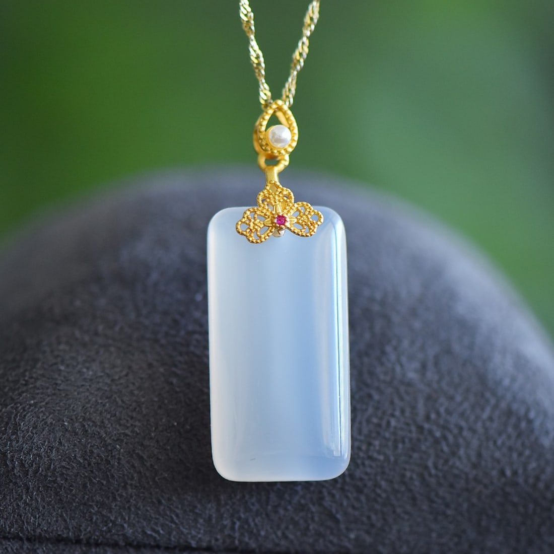 An Exquisite Sterling Silver-Gold Plated Inlaid Agate Pendant (1 of 5)