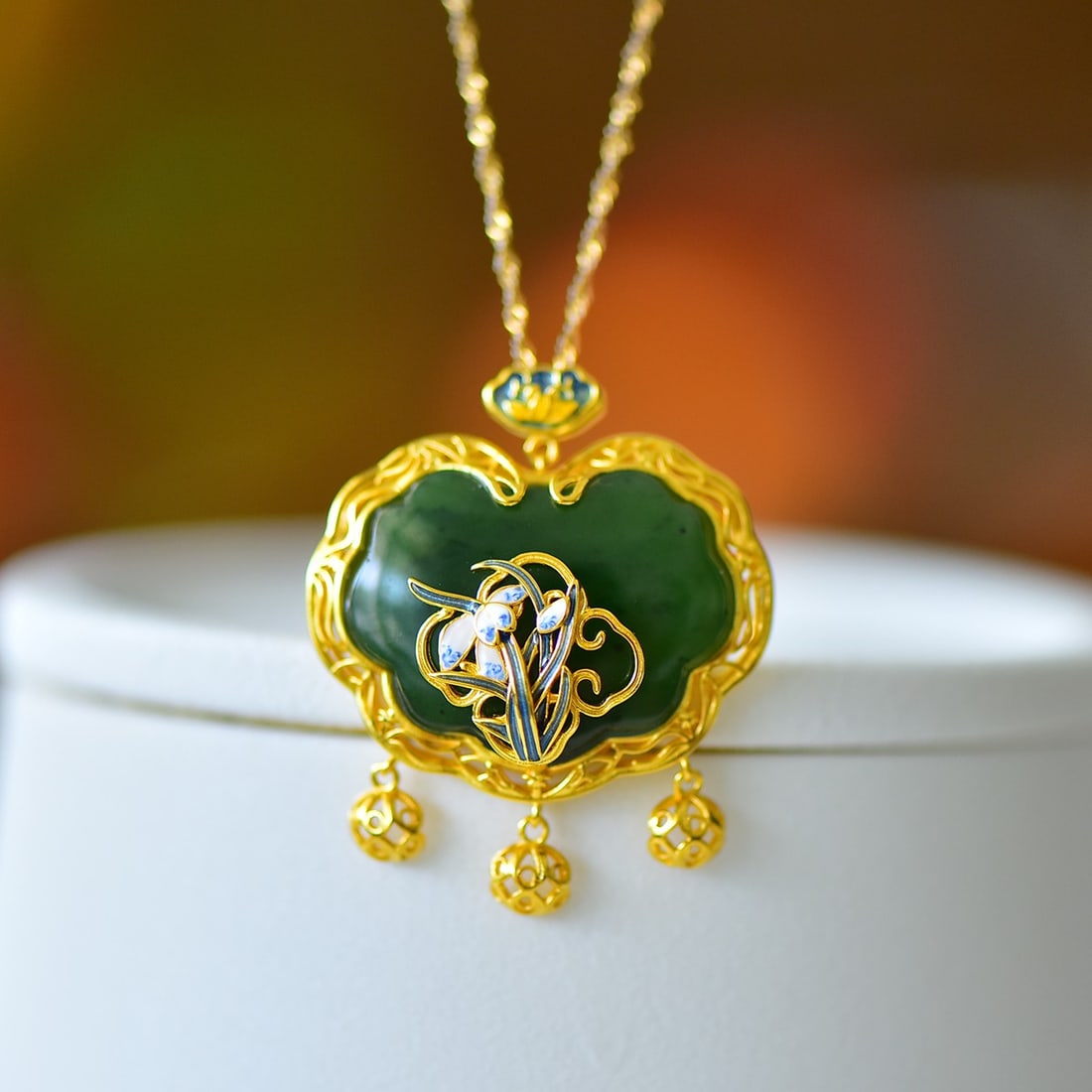 An Exquisite Sterling Silver Inlaid Jasper Flower Pattern Necklace: An Exquisite Sterling Silver Inlaid Jasper Flower Pattern Necklace,Size:0.8inx1.1in 纯银镶碧玉花卉纹项链