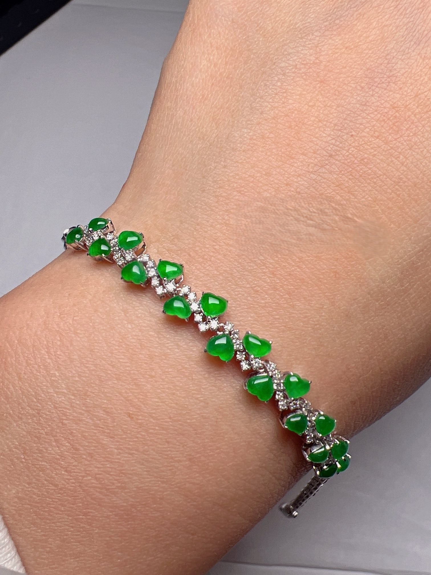 An Exquisite 18k Gold Diamond Inlaid Jadeite Bracelet: An Exquisite 18k Gold Diamond Inlaid Jadeite Bracelet,Size(Loose Stone):0.1inx0.1in 18k金钻镶嵌翡翠手链