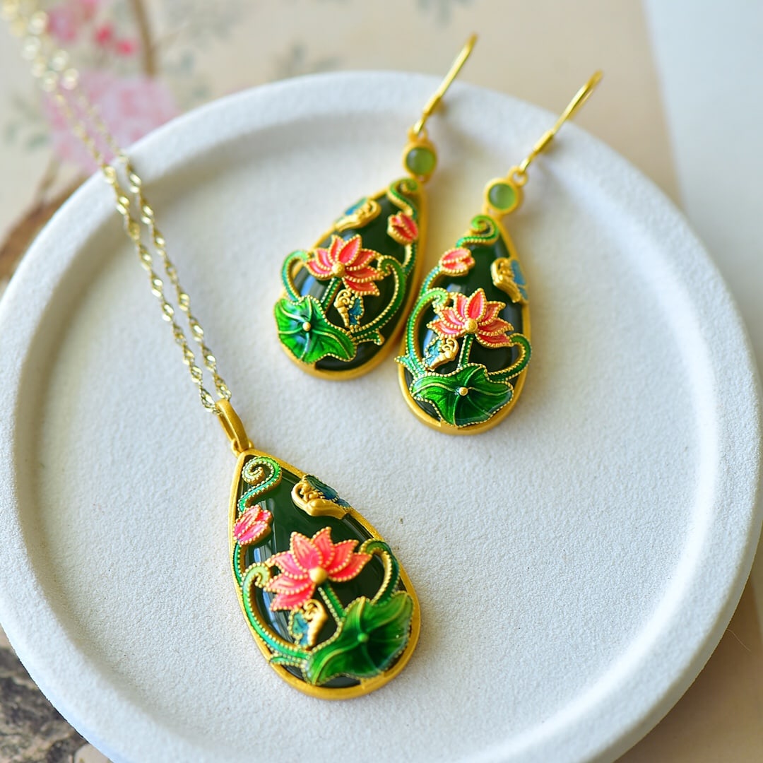 A Set of Fine Sterling Silver-Gold Plated Inlaid Jasper Jewelrys: A Set of Fine Sterling Silver-Gold Plated Inlaid Jasper Jewelrys 一套纯银镀金镶碧玉首饰