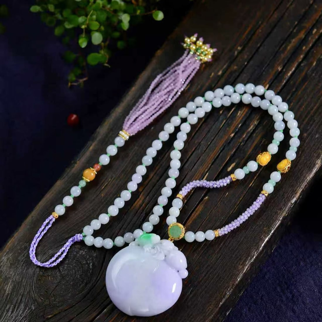 An Exquisite Jadeite Peach of Longevity Pendant: An Exquisite Jadeite Peach of Longevity Pendant,Size:2.1inx2inx0.5in 翡翠寿桃挂件