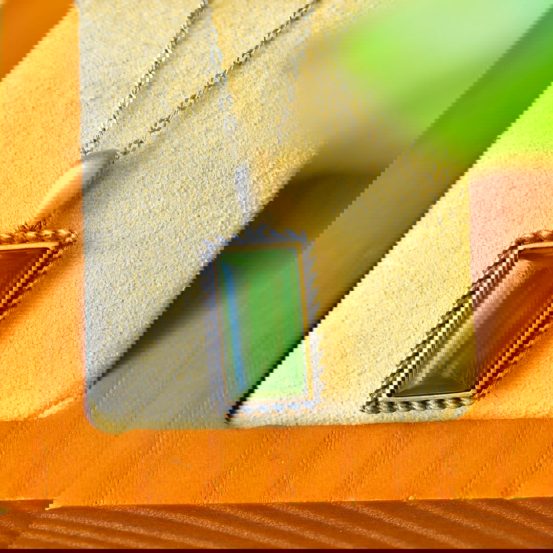 A Pair of Exquisite Sterling Silver Inlaid Jasper Necklace: A Pair of Exquisite Sterling Silver Inlaid Jasper Necklace,Size:0.4inx1in 纯银镶碧玉项链