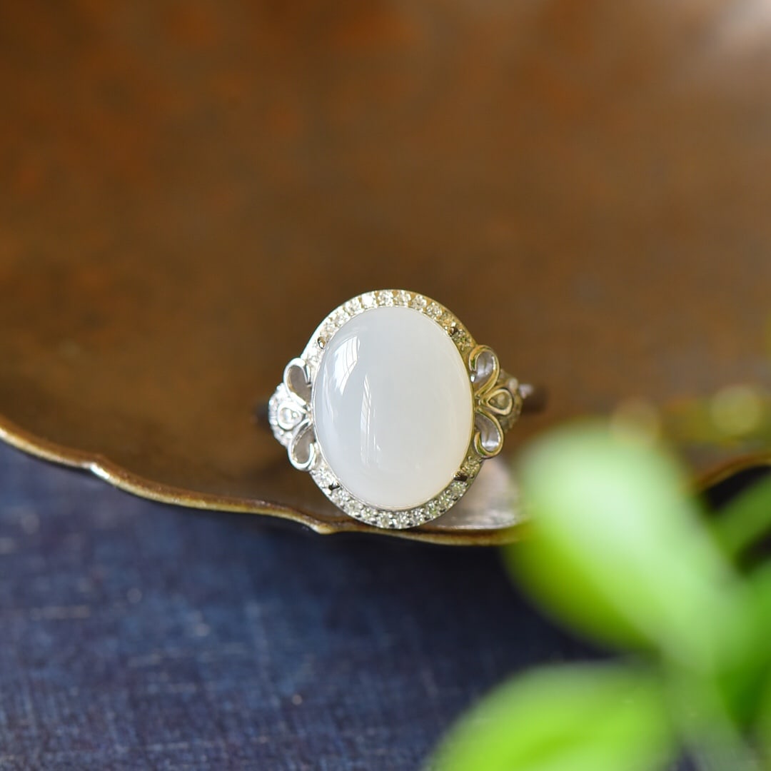 A Pair of Exquisite Sterling Silver Inlaid White Jade Ring,Inlaid Diamond: A Pair of Exquisite Sterling Silver Inlaid White Jade Ring,Inlaid Diamond,Size:0.6inx0.7in 纯银镶白玉戒指,嵌钻石