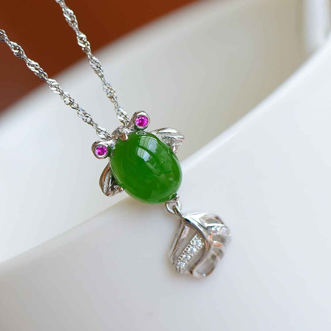 An Exquisite Sterling Silver Inlaid Jasper Pendant,Inlaid Diamond: An Exquisite Sterling Silver Inlaid Jasper Pendant,Inlaid Diamond,Size:0.4inx0.3in 纯银镶碧玉项链,嵌钻石