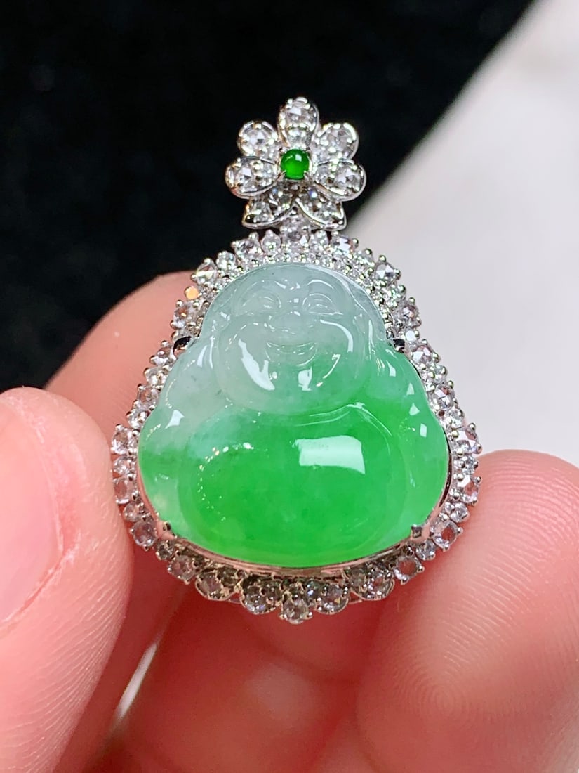 An Exquisite 18k Gold Diamond Inlaid Jadeite Pendant: An Exquisite 18k Gold Diamond Inlaid Jadeite Pendant,Size(Loose Stone):0.6inx0.6inxx0.1in 18k金钻镶嵌翡翠吊坠