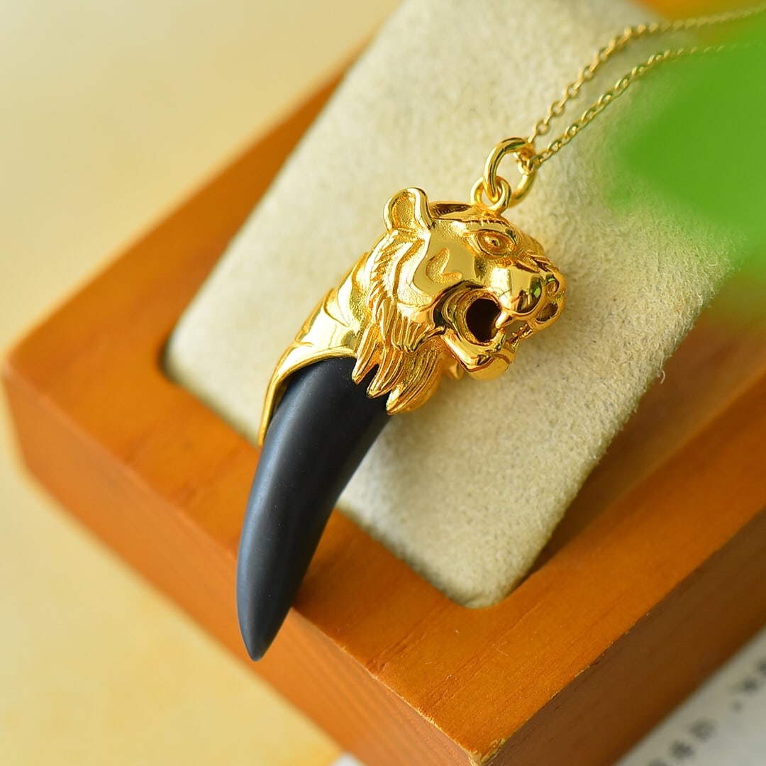 A Pair of Exquisite Sterling Silver-Gold Plated Inlaid Black Jade Necklace: A Pair of Exquisite Sterling Silver-Gold Plated Inlaid Black Jade Necklace,Size:0.7inx1.8in 纯银镀金镶墨玉项链