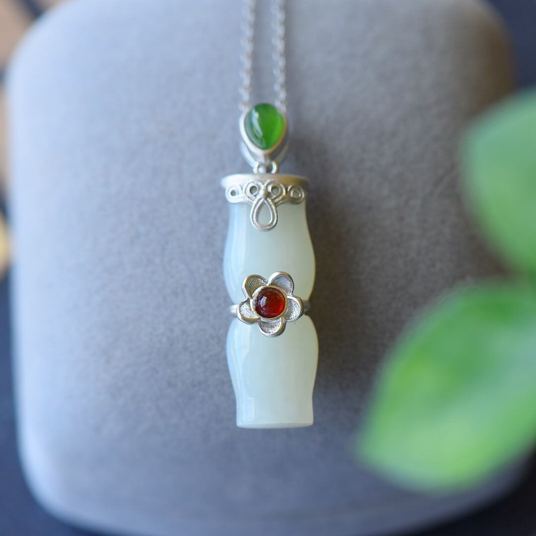 A Pair of Exquisite Sterling Silver Inlaid White Jade Necklace,Inlaid Jasper: A Pair of Exquisite Sterling Silver Inlaid White Jade Necklace,Inlaid Jasper,Size:0.4inx1.5in 纯银镶白玉项链,嵌碧玉