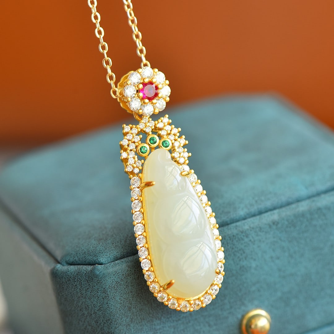 An Exquisite Sterling Silver-Gold Plated Inlaid White Jade Pendant: An Exquisite Sterling Silver-Gold Plated Inlaid White Jade Pendant,Size:0.5inx1.1in 纯银镀金镶白玉吊坠