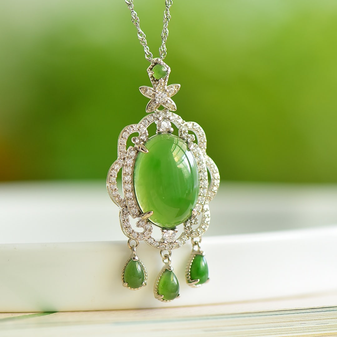 An Exquisite Sterling Silver Inlaid Jasper Pendant,Inlaid Diamond: An Exquisite Sterling Silver Inlaid Jasper Pendant,Inlaid Diamond 纯银镶碧玉项链,嵌钻石