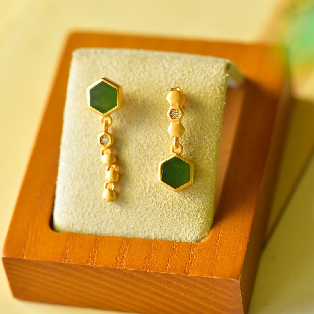 A Pair of Exquisite Sterling Silver-Gold Plated Inlaid Jasper Earrings: A Pair of Exquisite Sterling Silver-Gold Plated Inlaid Jasper Earrings,Size:0.3inx1.1in 一对纯银镀金镶碧玉耳环