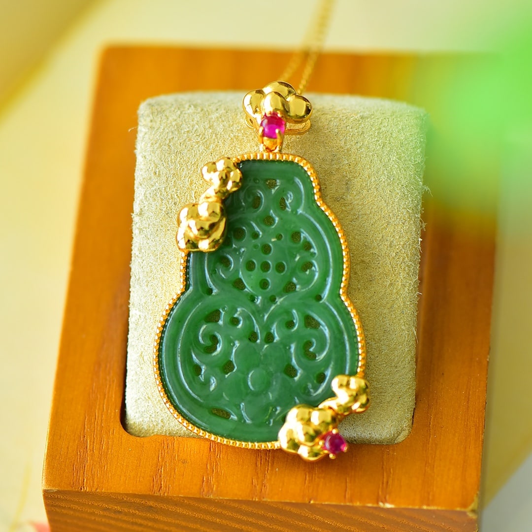 A Pair of Exquisite Sterling Silver-Gold Plated Inlaid Jasper Necklace: A Pair of Exquisite Sterling Silver-Gold Plated Inlaid Jasper Necklace,Size:1.1inx1.9in 纯银镀金镶碧玉项链