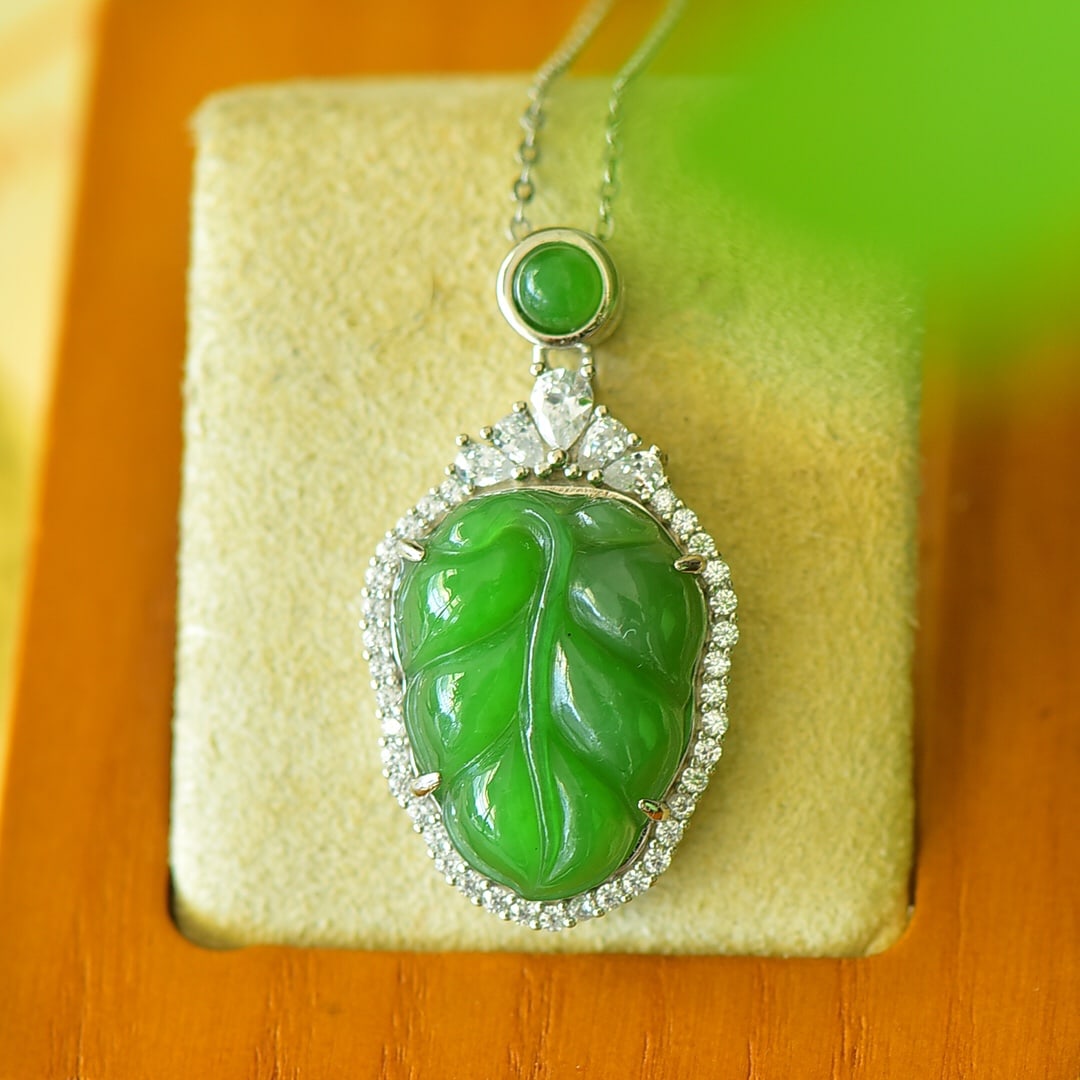 A Pair of Exquisite Sterling Silver Inlaid Jasper Necklace,Inlaid Diamond: A Pair of Exquisite Sterling Silver Inlaid Jasper Necklace,Inlaid Diamond,Size:0.7inx1.3in 纯银镶碧玉项链,嵌钻石